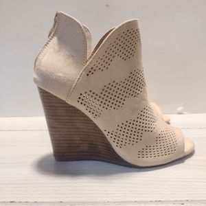 YOKI open toe women's wedges beige sz 5.5 EUC.
